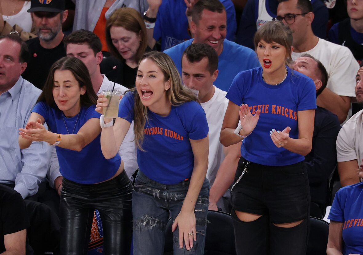 Este e Alana Haim com Taylor Swift no Knicks Game