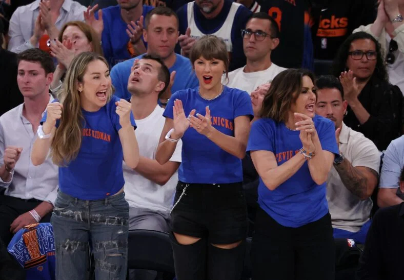 Alana Haim, Taylor Swift e Mariska Hargitay no jogo dos Knicks