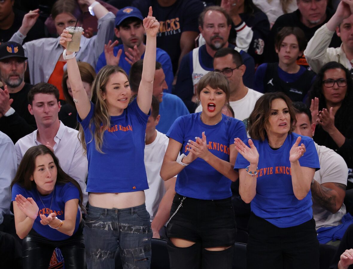 Este e Alana Haim, Taylor Swift e Mariska Hargitay no jogo dos Knicks