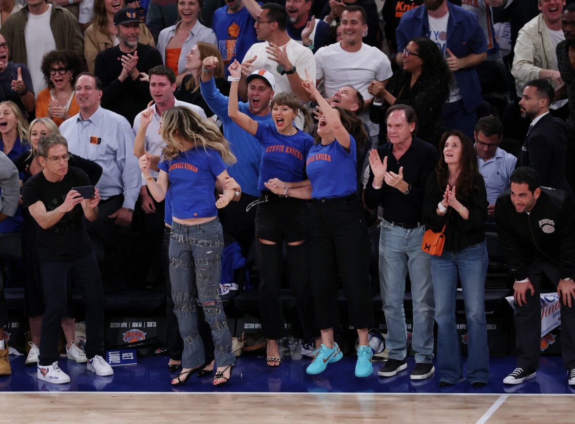 Alana Haim, Taylor Swift e Mariska Hargitay no jogo dos Knicks