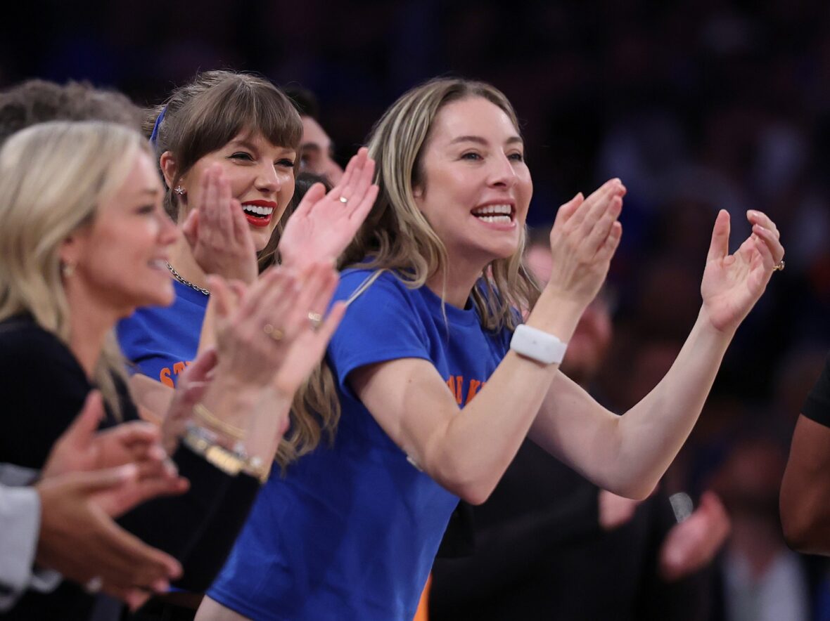 Alana Haim e Taylor Swift no jogo dos Knicks