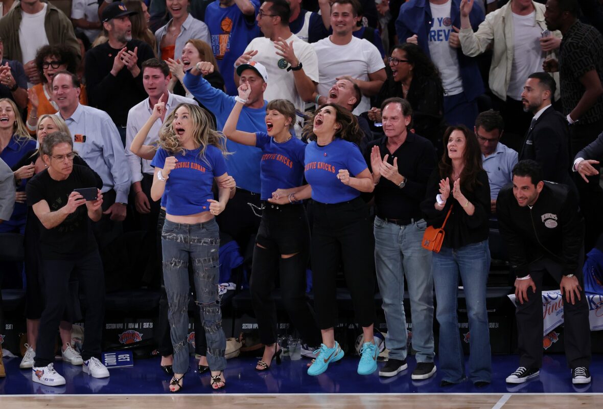 Este e Alana Haim, Taylor Swift e Mariska Hargitay no jogo dos Knicks