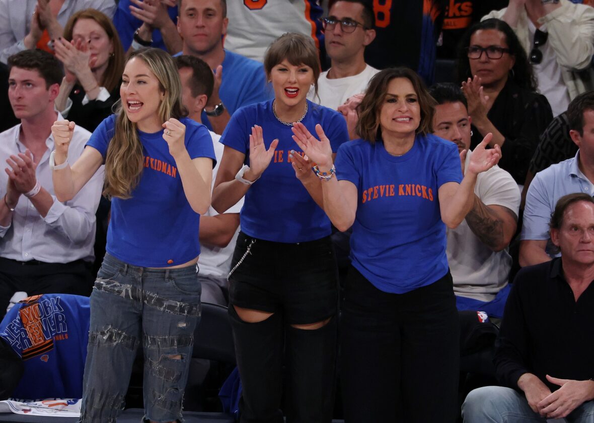 Alana Haim, Taylor Swift e Mariska Hargitay no jogo dos Knicks