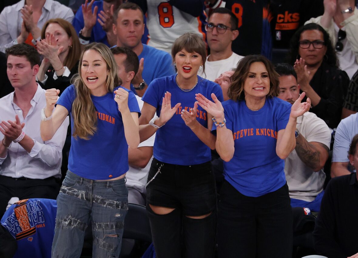 Alana Haim, Taylor Swift e Mariska Hargitay no jogo dos Knicks