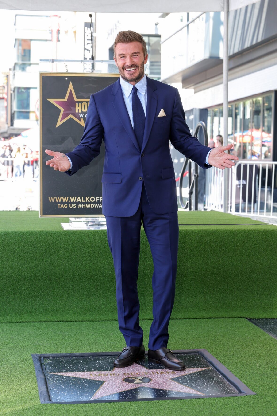David Beckham posa com sua estrela na calçada da fama