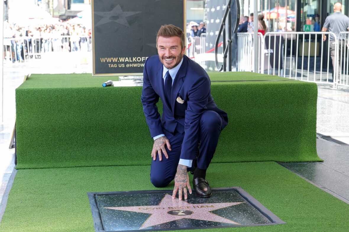 David Beckham posa com sua estrela na calçada da fama