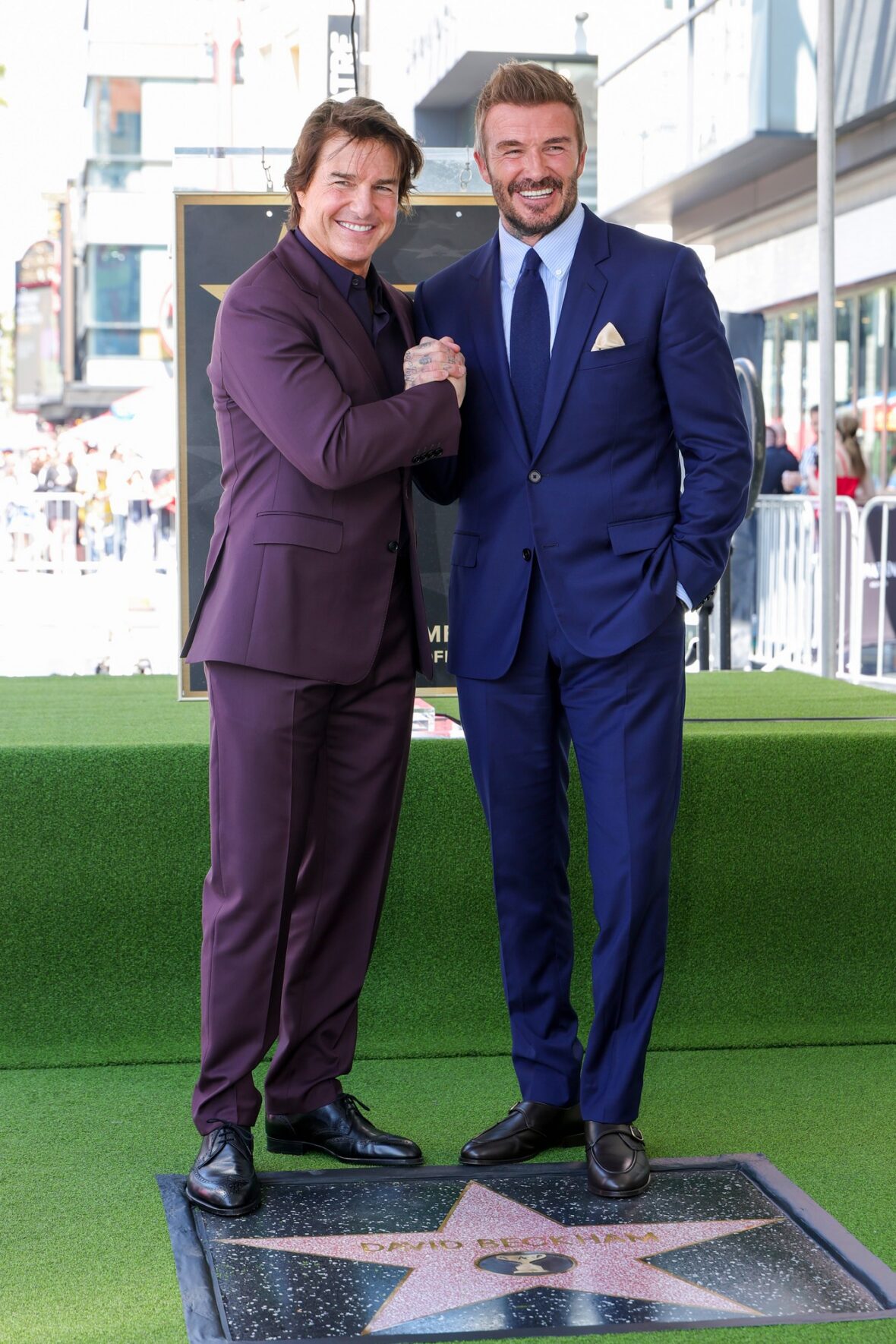 Tom Cruise posa com David Beckham em sua cerimônia de estrela