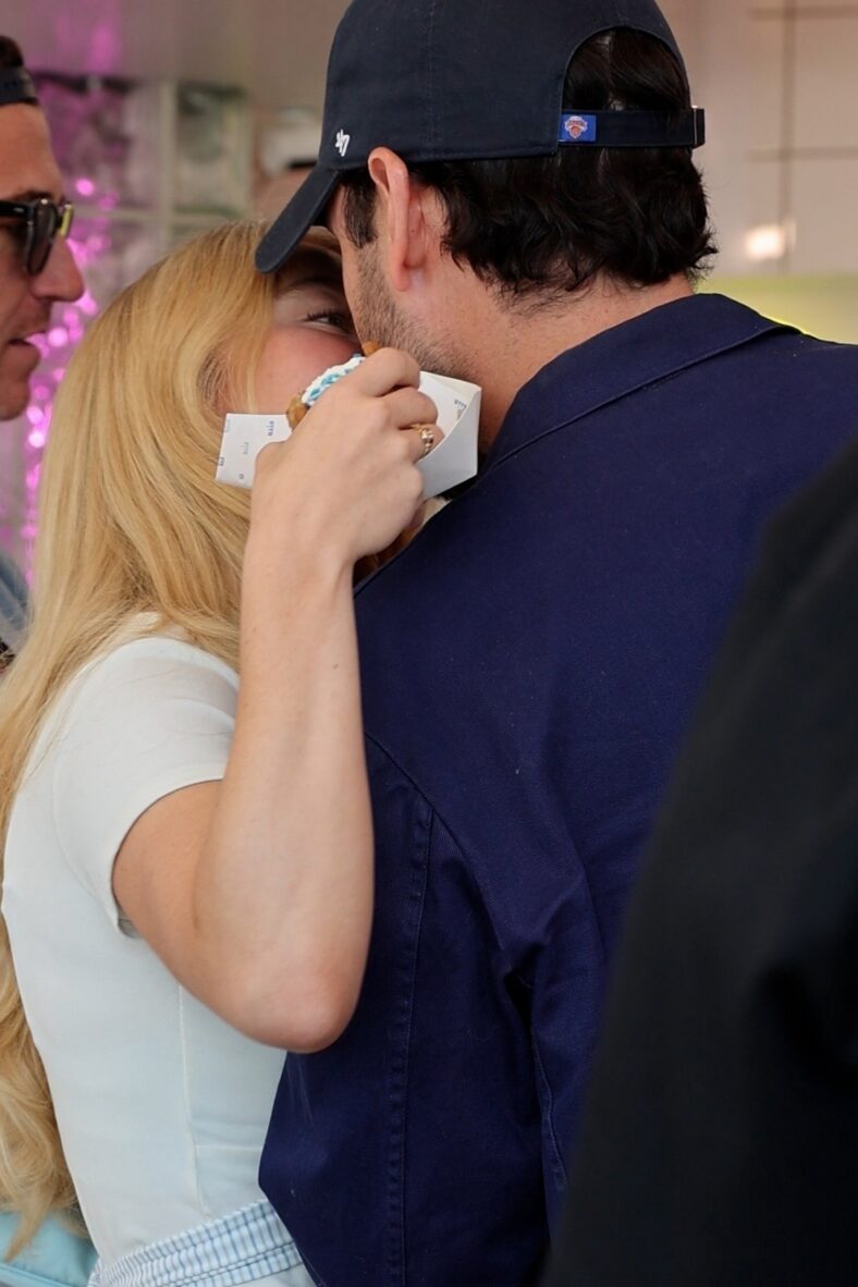 Sydney Sweeney e Scooter Braun participam do pop up do SYRN