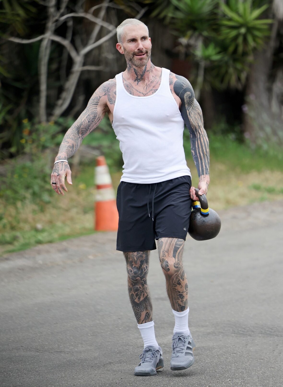Fotos de treino ao ar livre de Adam Levine