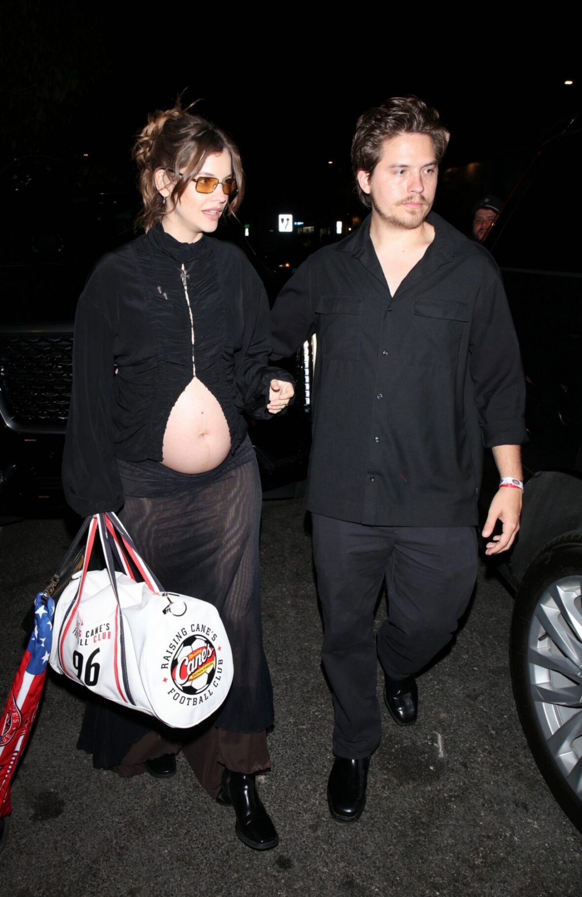 Grávidas Barbara Palvin e Dylan Sprouse andam de mãos dadas