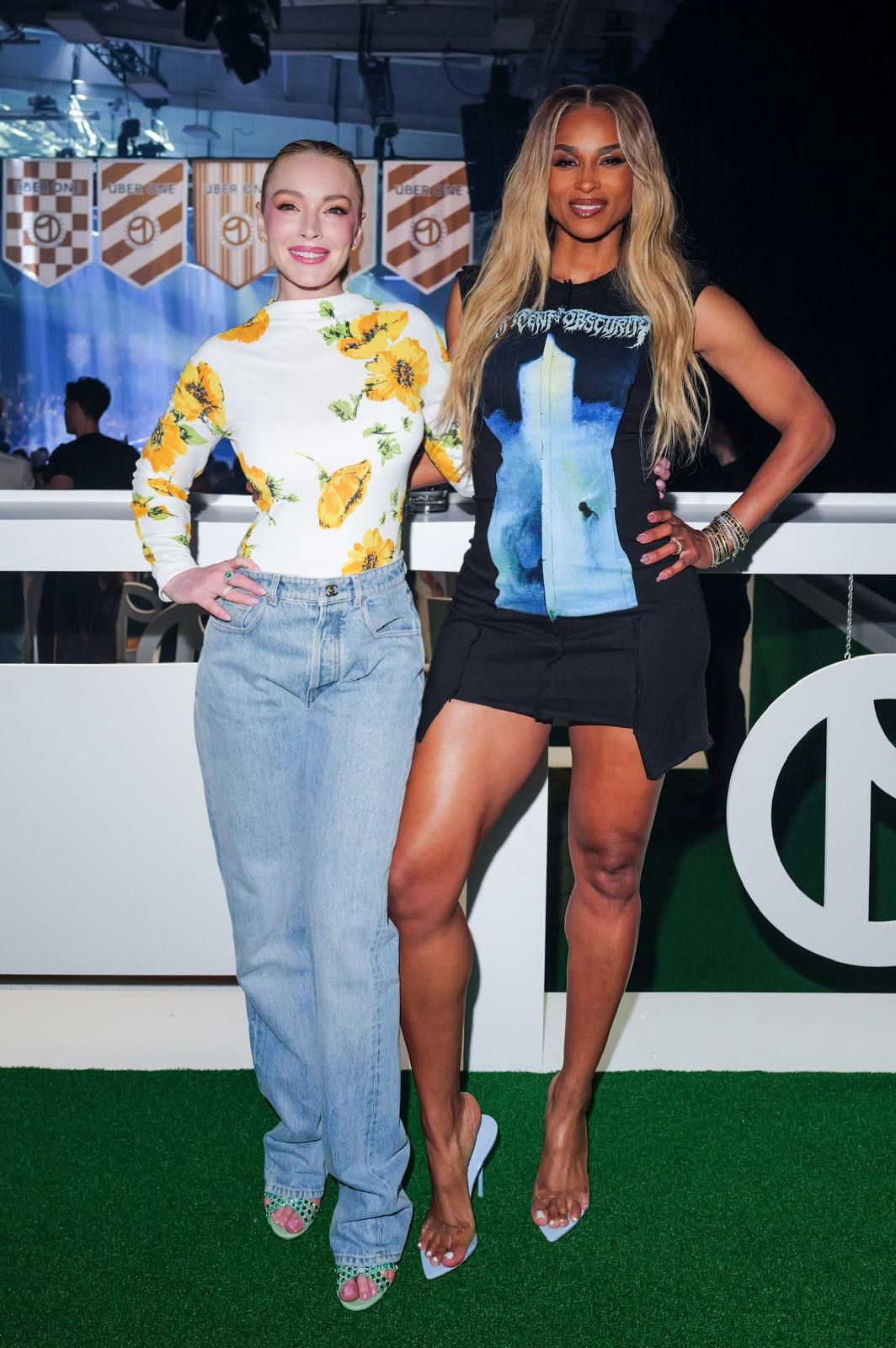 Lindsay Lohan e Ciara participam da festa do Uber One