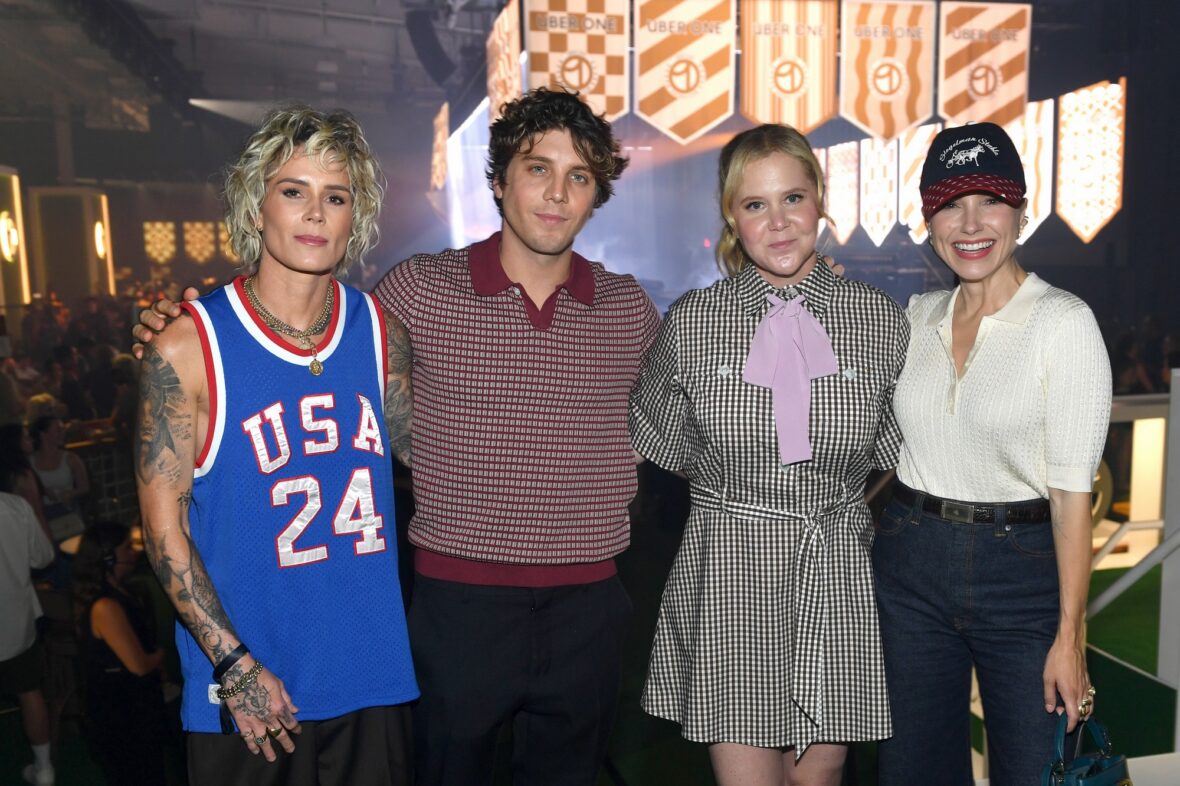 Ashlyn Harris, Lukas Gage, Amy Schumer e Sophia Bush participam da The One Party by Uber