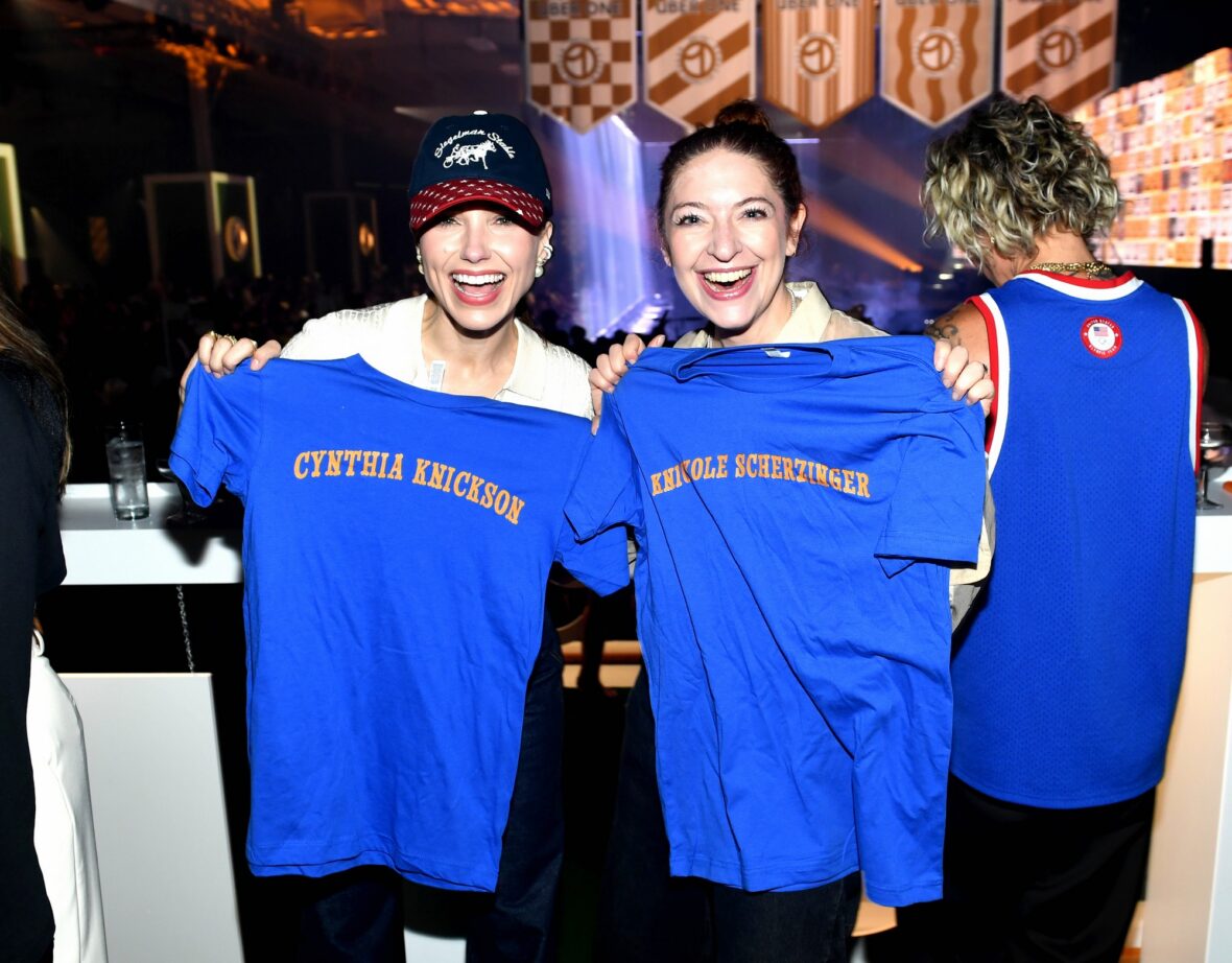 Sophia Bush e Natasha Pearlman participam da The One Party de Uber