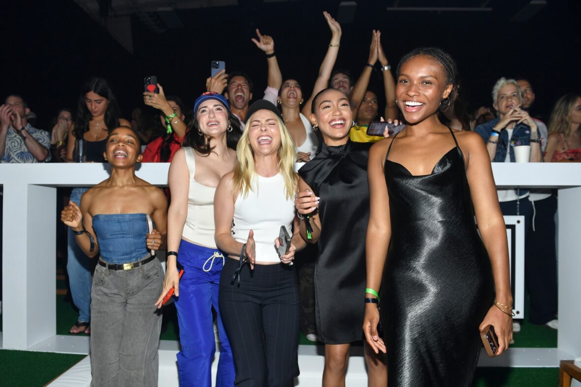 Rachel Hilson, Anna Sophia Robb, Lexi Underwood e Kaci Walfall participam da The One Party by Uber