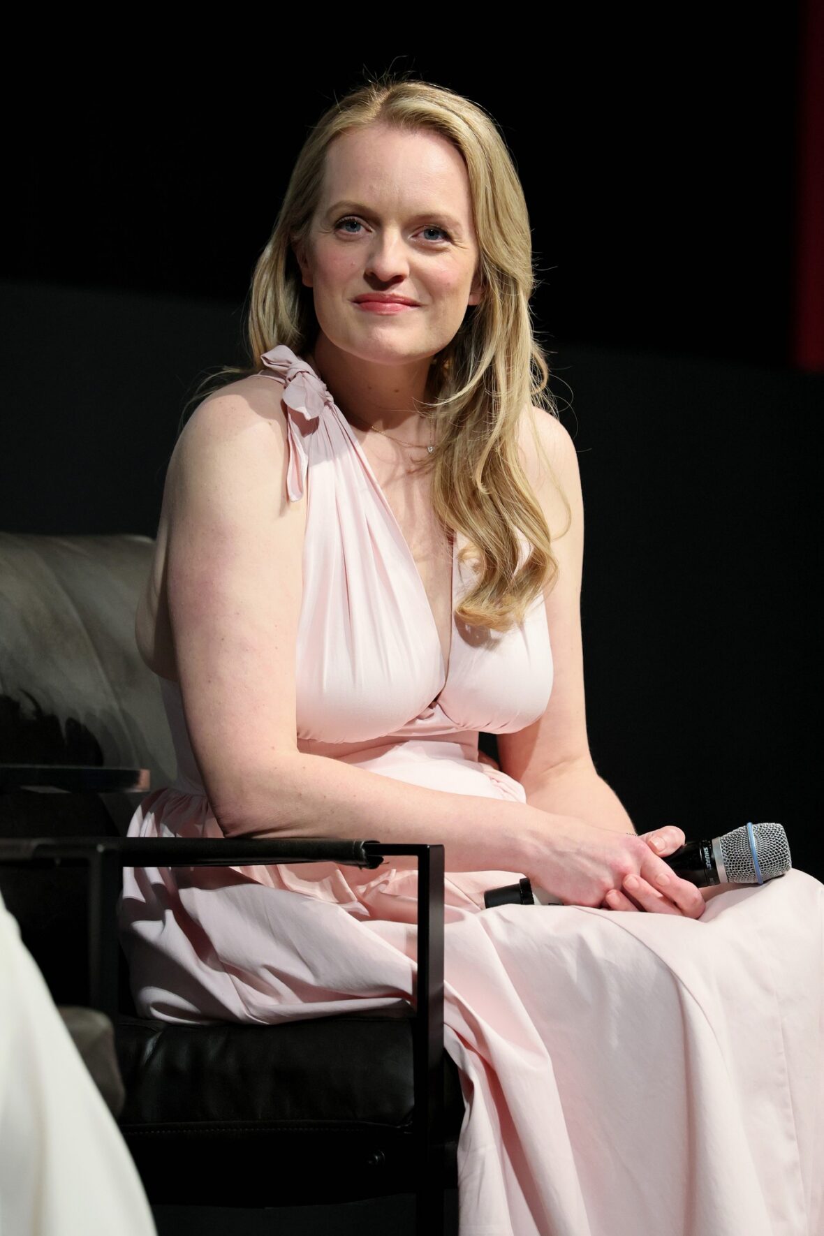 Elisabeth Moss participa de Vulture: The Testaments/The Handmaid's Tale durante o Festival Tribeca de 2026