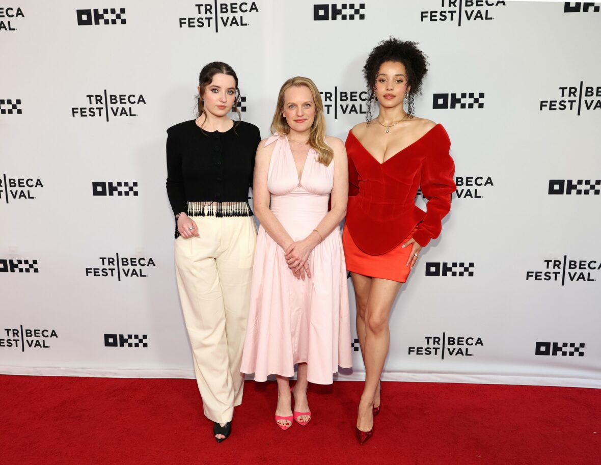 Lucy Halliday, Elisabeth Moss e Chase Infiniti participam de Vulture: The Testaments/The Handmaid's Tale durante o Festival Tribeca de 2026