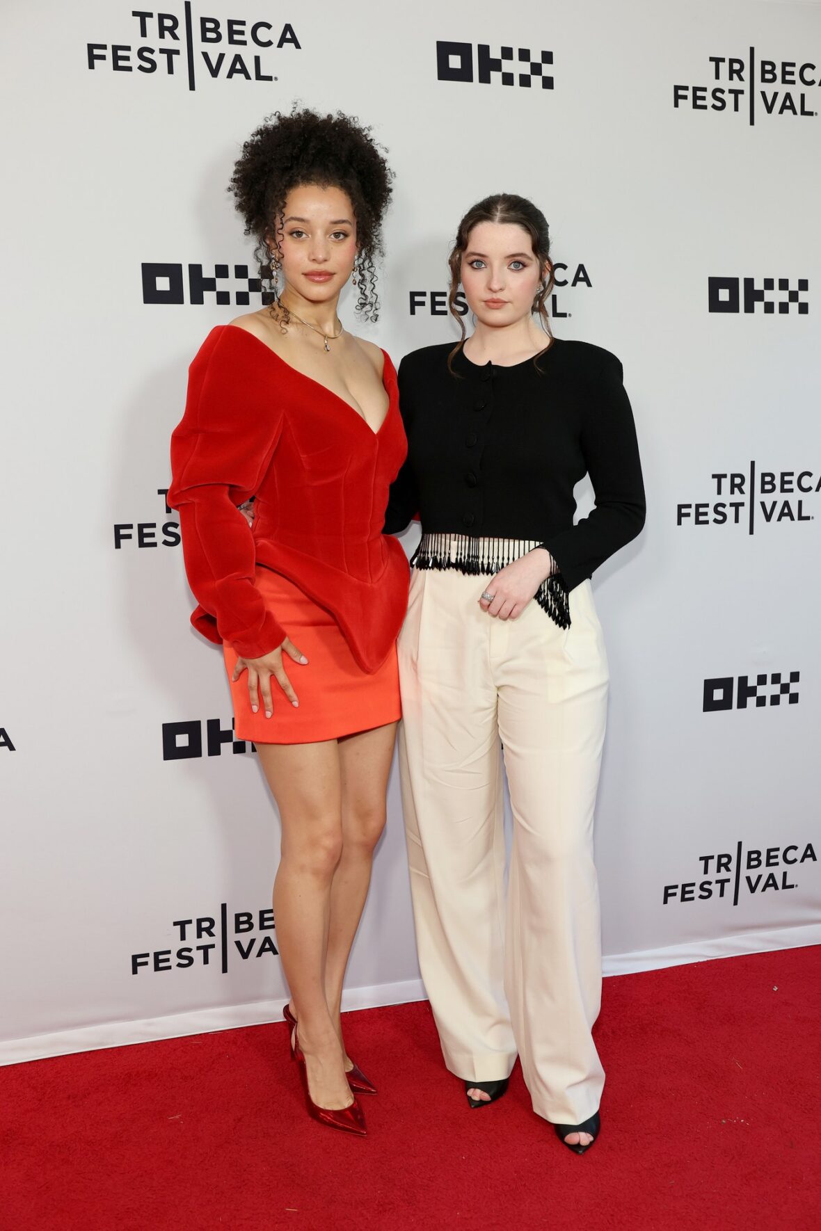 Chase Infiniti e Lucy Halliday participam de Vulture: The Testaments/The Handmaid's Tale durante o Festival Tribeca de 2026