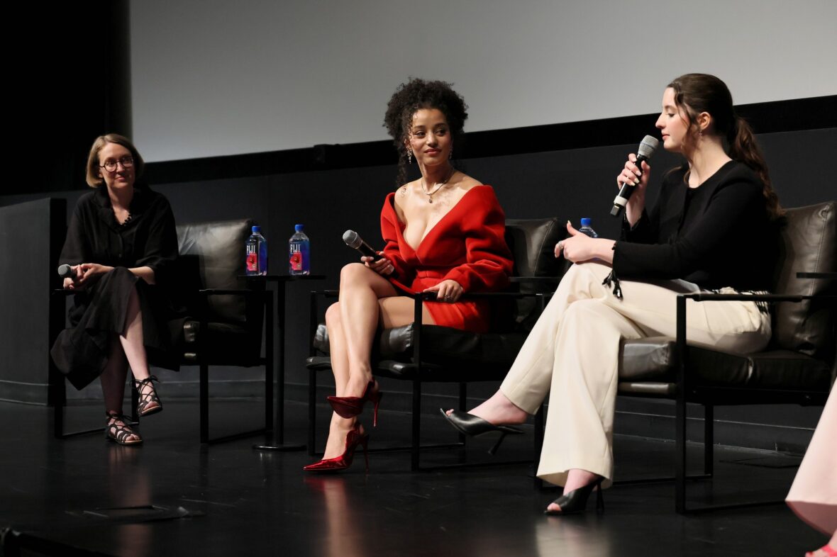 Chase Infiniti e Lucy Halliday participam de Vulture: The Testaments/The Handmaid's Tale durante o Festival Tribeca de 2026