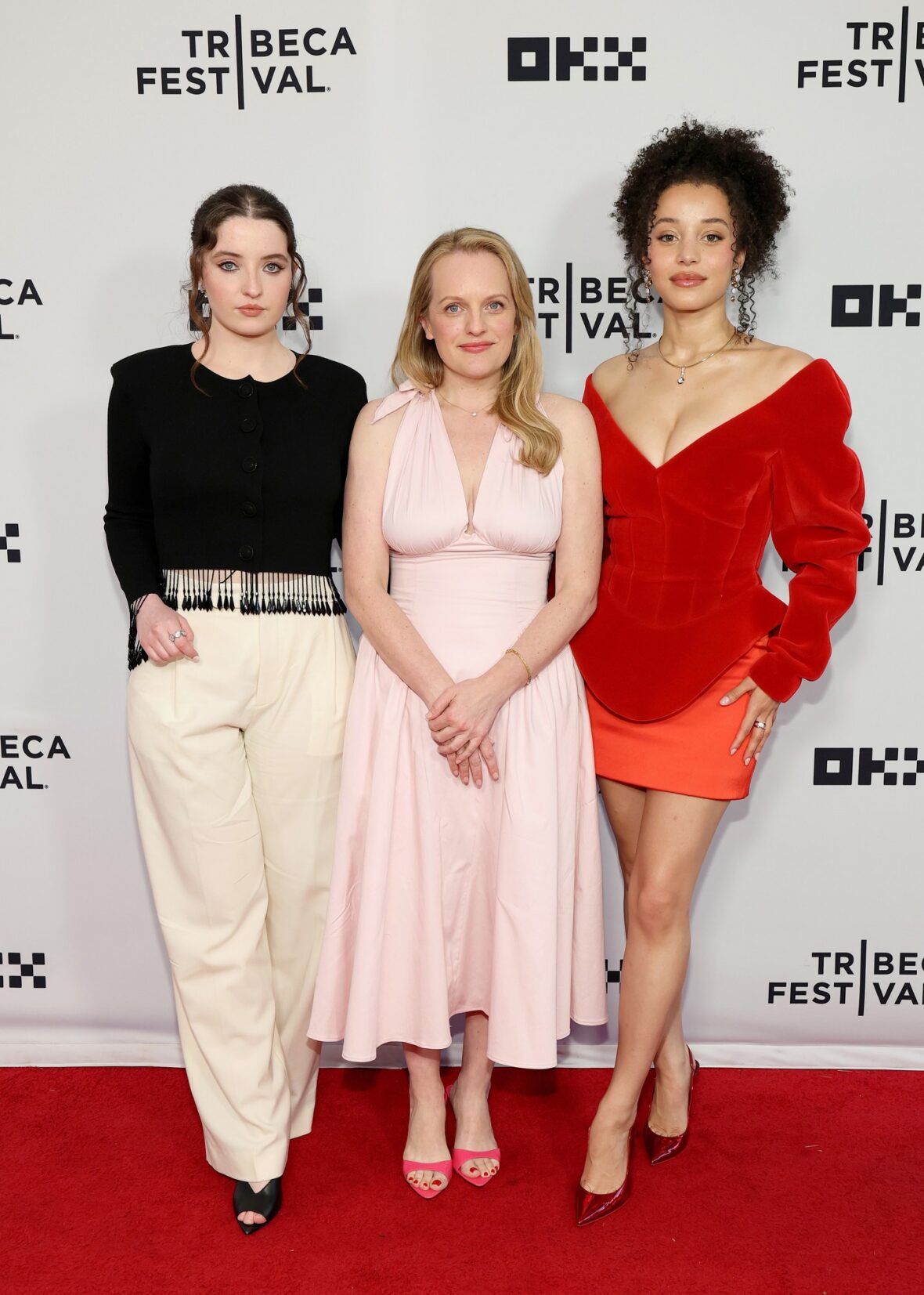 Lucy Halliday, Elisabeth Moss e Chase Infiniti participam de Vulture: The Testaments/The Handmaid's Tale durante o Festival Tribeca de 2026