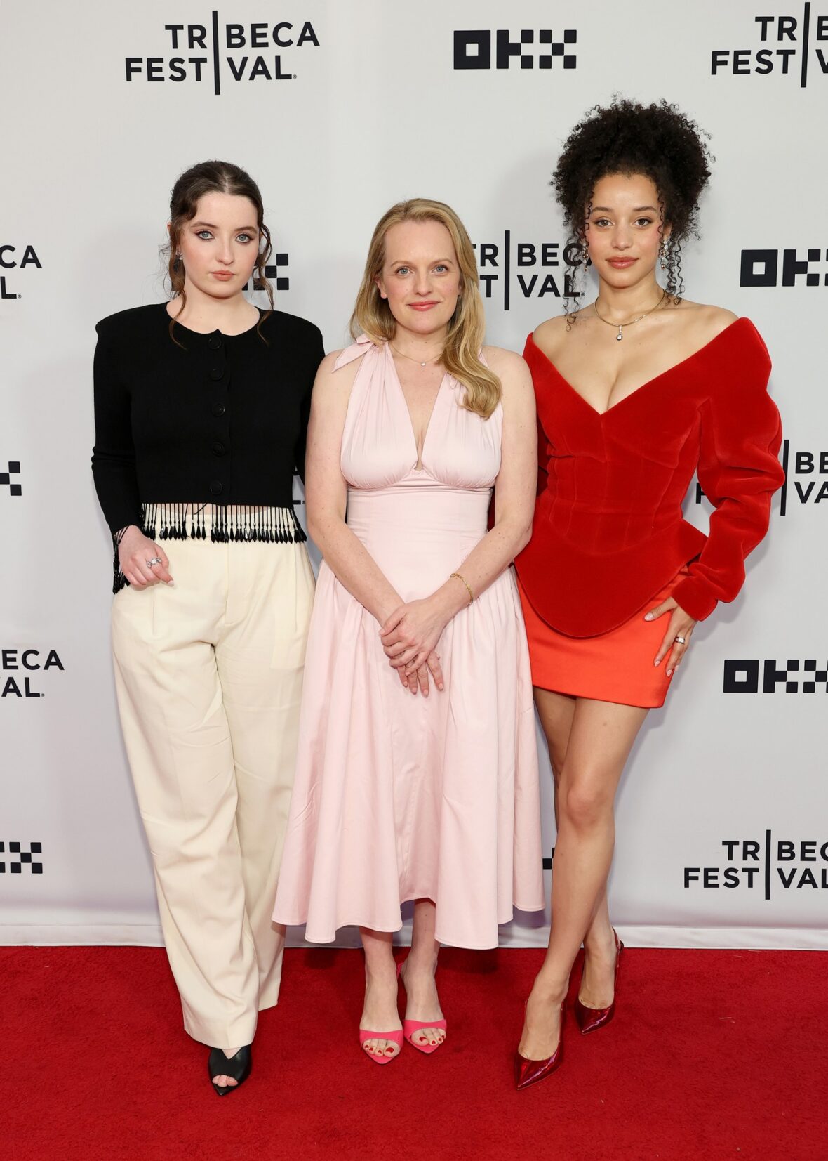 Lucy Halliday, Elisabeth Moss e Chase Infiniti participam de Vulture: The Testaments/The Handmaid's Tale durante o Festival Tribeca de 2026