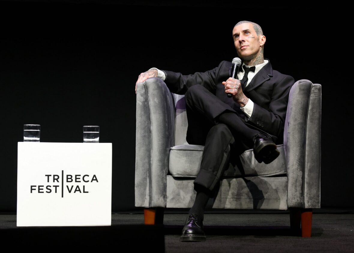 Travis Barker fala no palco em sua estreia no Tribeca Film Festival