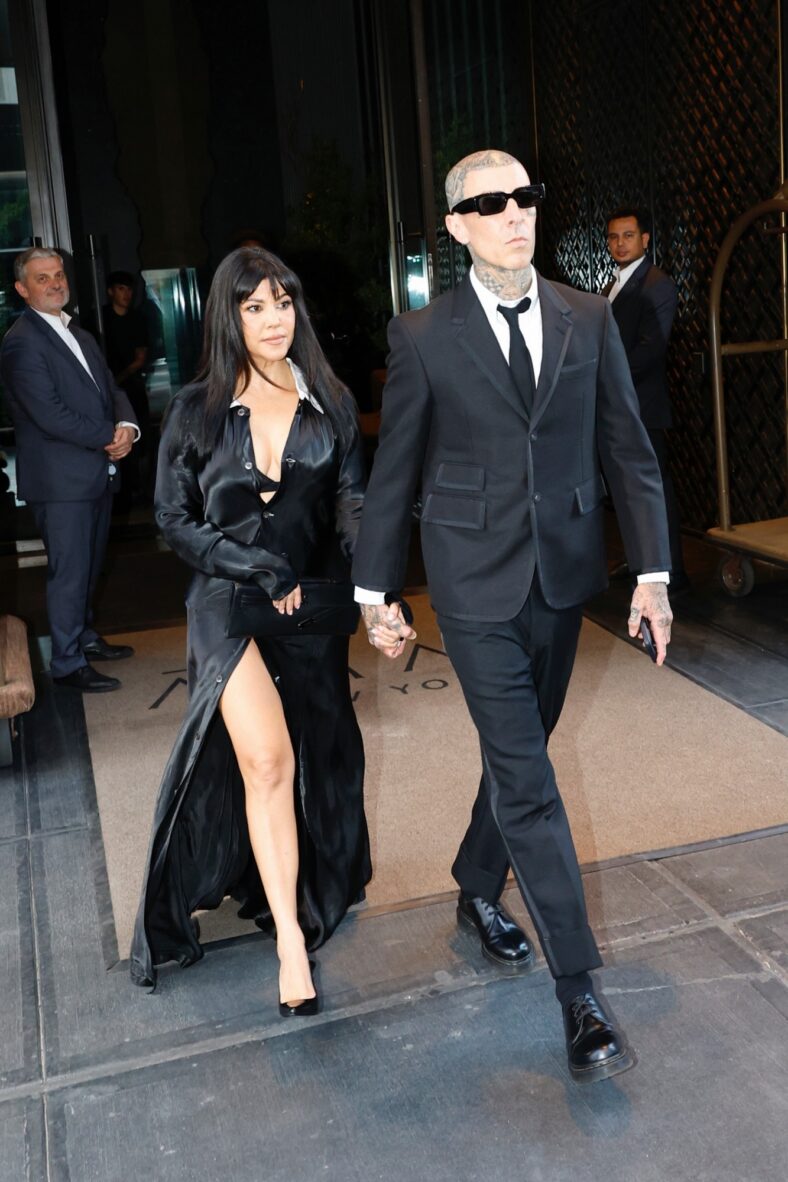 Kourtney Kardashian e Travis Barker deixam seu hotel em Nova York
