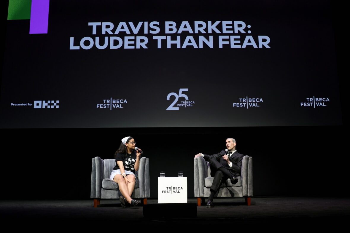 Travis Barker fala no palco em sua estreia no Tribeca Film Festival