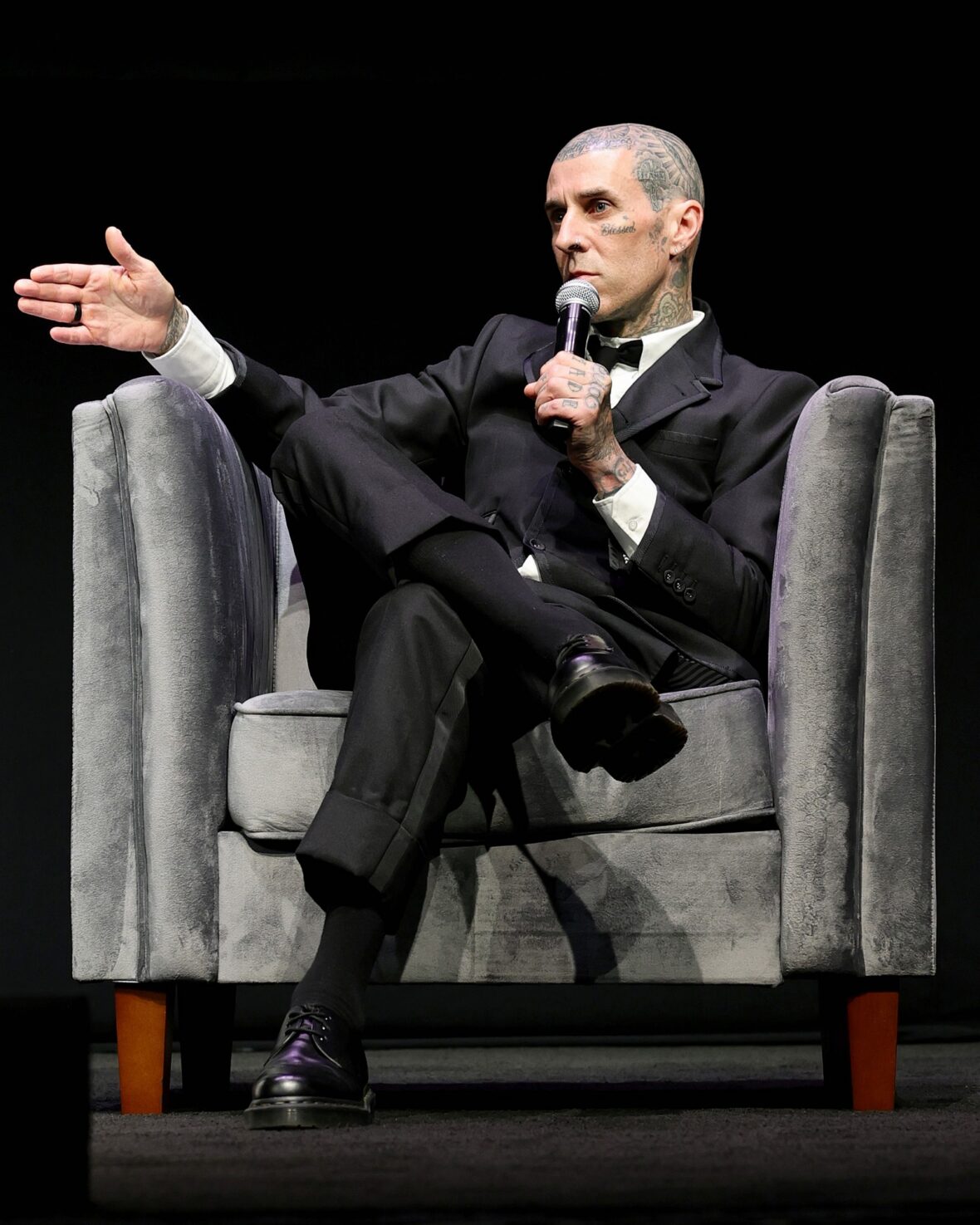 Travis Barker fala no palco em sua estreia no Tribeca Film Festival