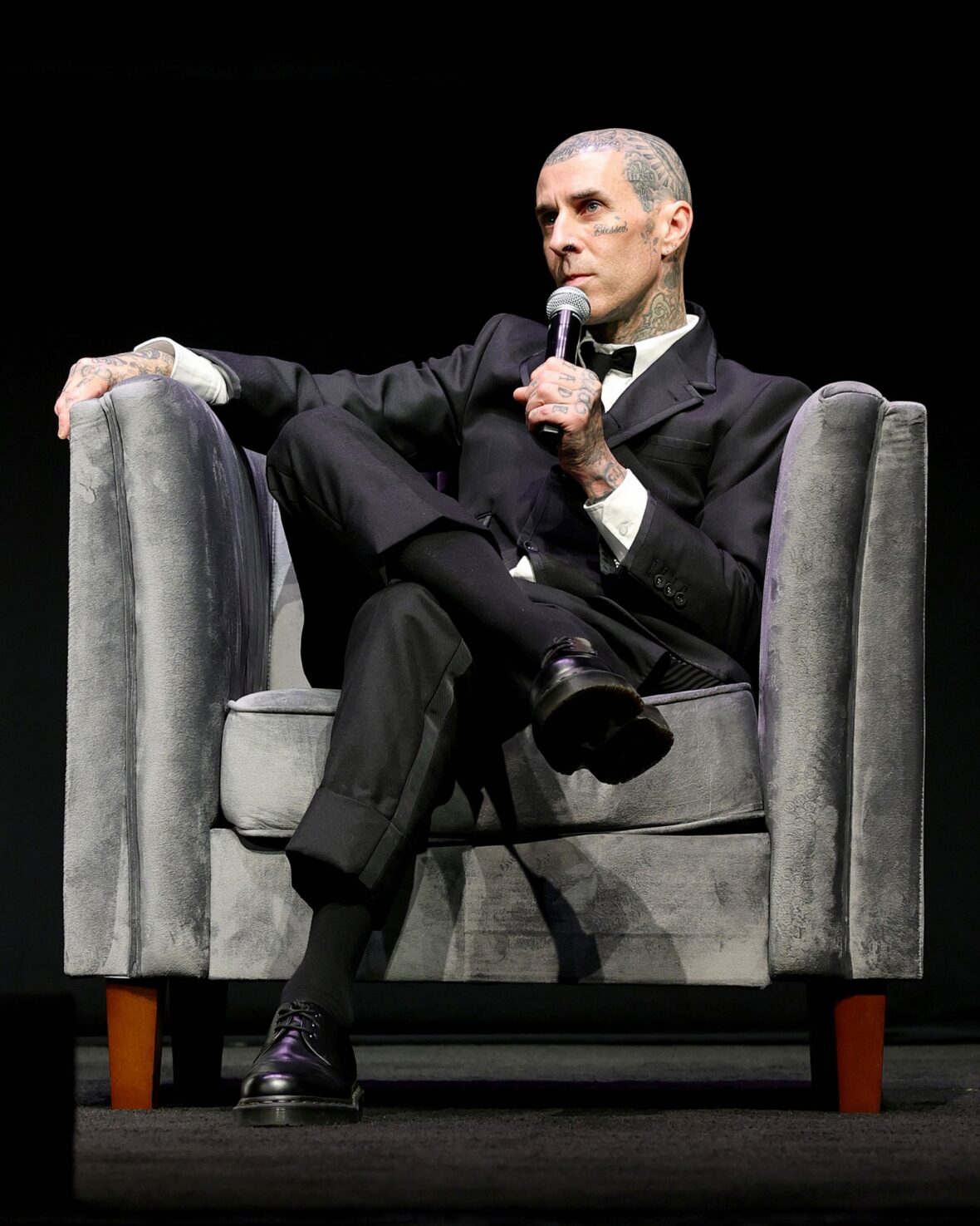 Travis Barker fala no palco em sua estreia no Tribeca Film Festival