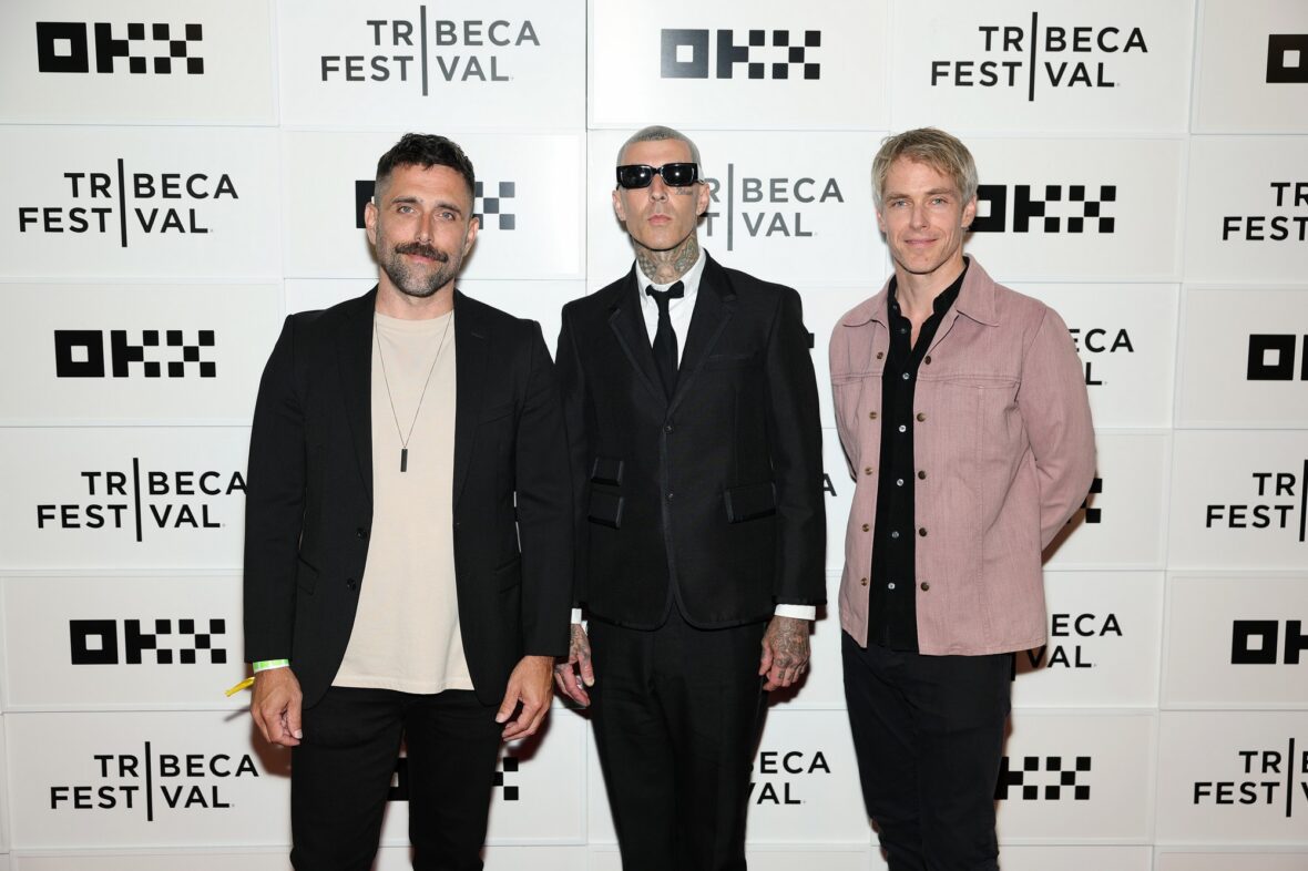 Travis Barker e os diretores Justin Krook e Michael Dwyer em sua estreia no Tribeca Film Festival