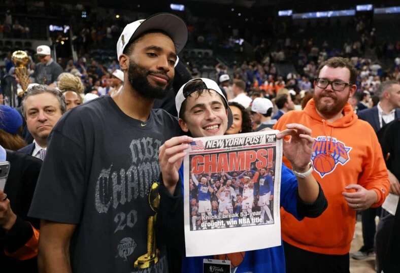 Timothee Chalamet e Mikal Bridges no quinto jogo das finais da NBA