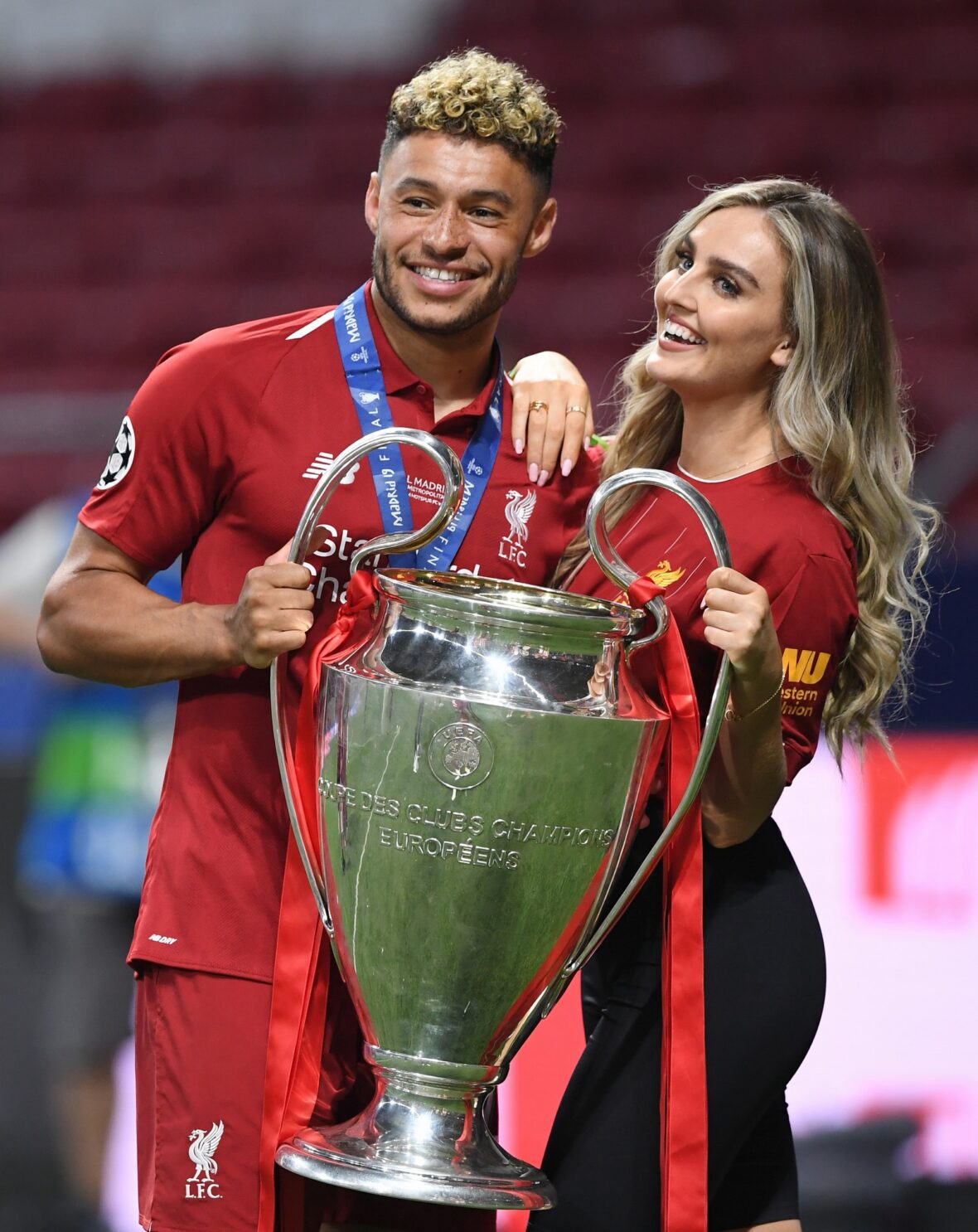 Perrie Edwards e Alex Oxlade-Chamberlain se casam