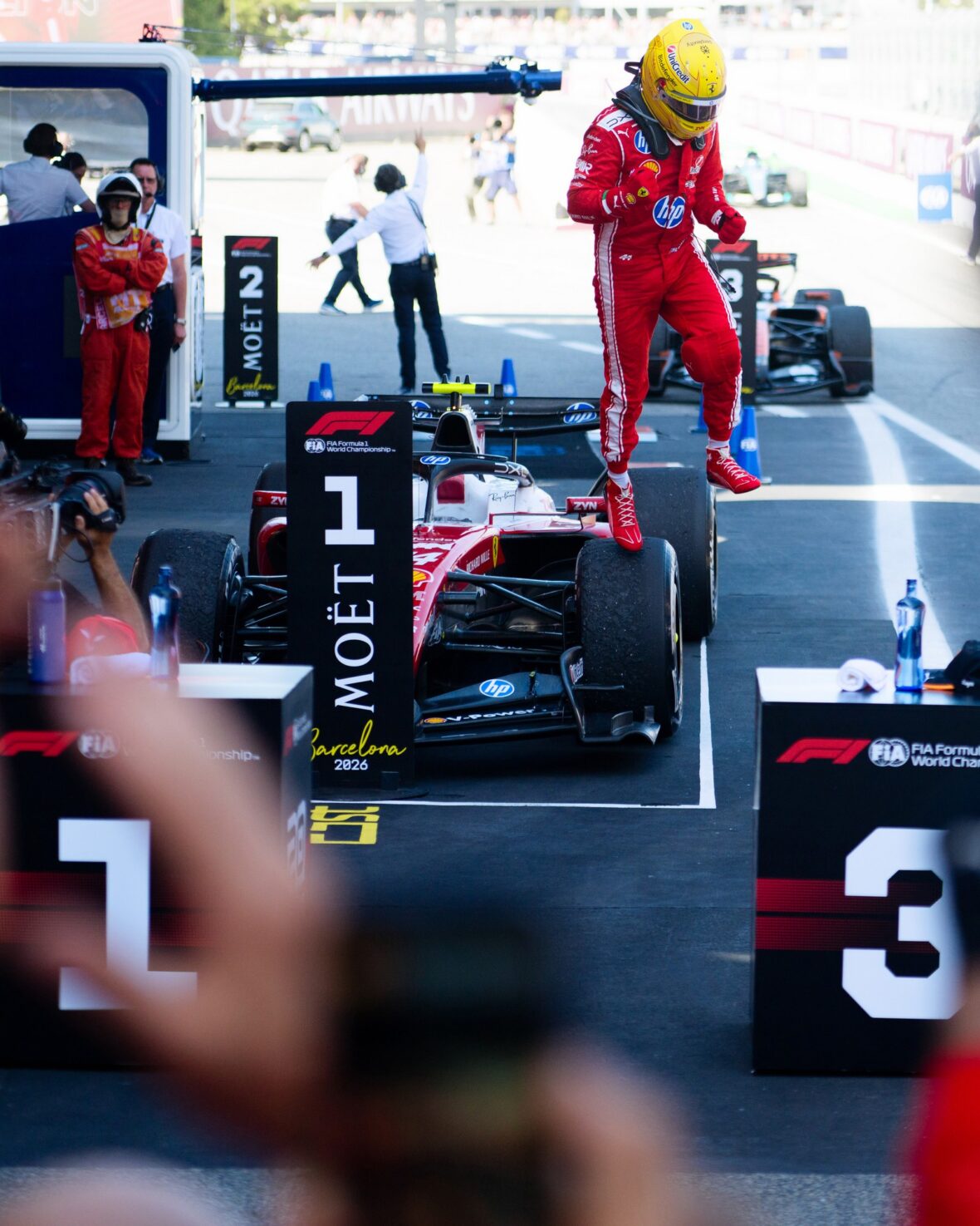 Lewis Hamilton comemora vitória no Grande Prêmio Barcelona-Catalunha