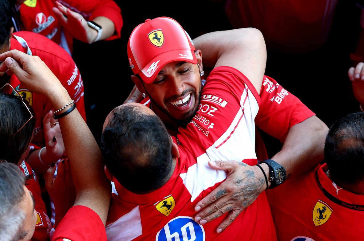 Lewis Hamilton comemora vitória no Grande Prêmio Barcelona-Catalunha