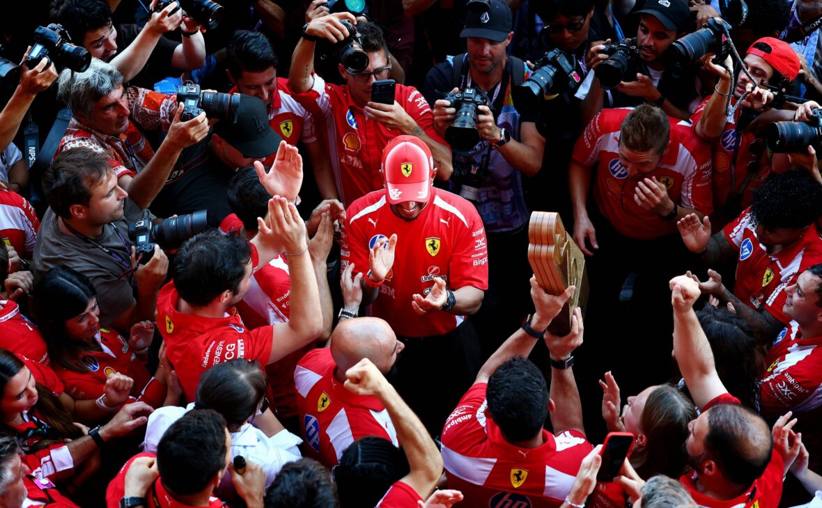 Lewis Hamilton comemora vitória no Grande Prêmio Barcelona-Catalunha