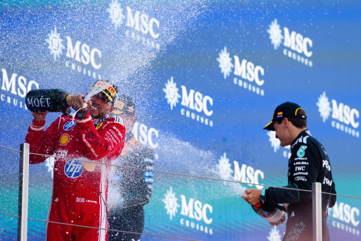 Lewis Hamilton comemora vitória no Grande Prêmio Barcelona-Catalunha
