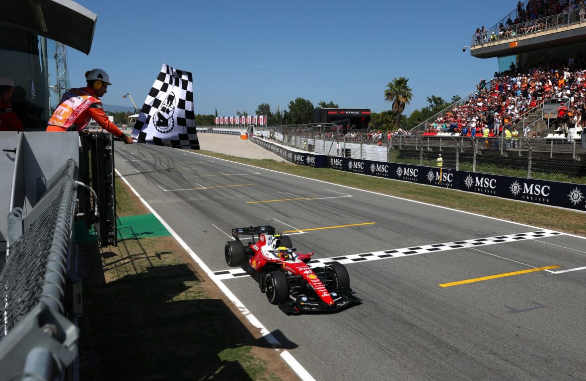 Lewis Hamilton cruza a linha de chegada ao vencer o Grande Prêmio Barcelona-Catalunha