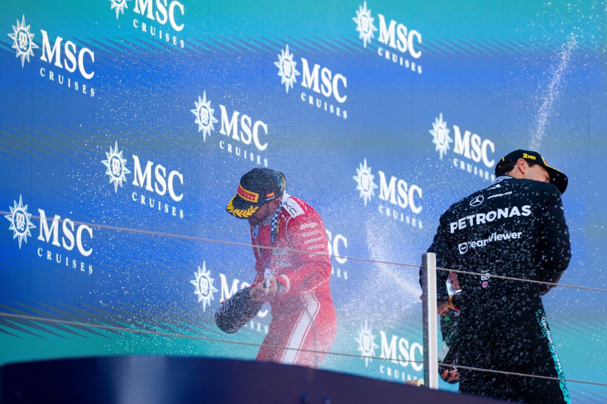 Lewis Hamilton comemora vitória no Grande Prêmio Barcelona-Catalunha