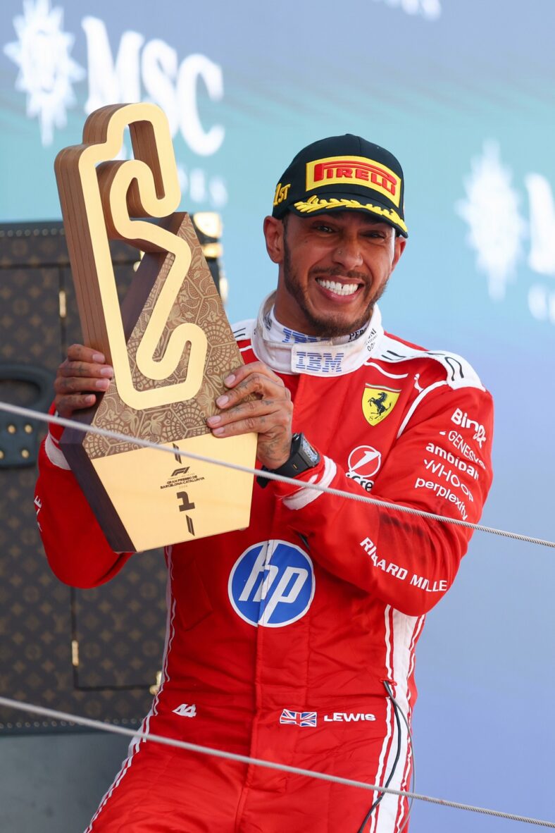 Lewis Hamilton ergue seu troféu após vencer o Grande Prêmio Barcelona-Catalunha