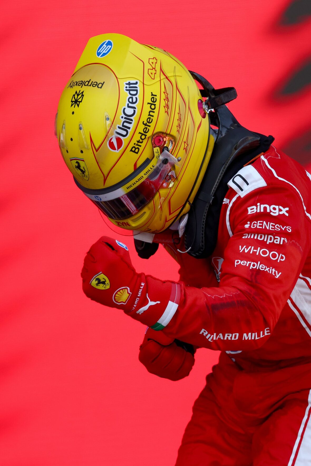 Lewis Hamilton comemora vitória no Grande Prêmio Barcelona-Catalunha