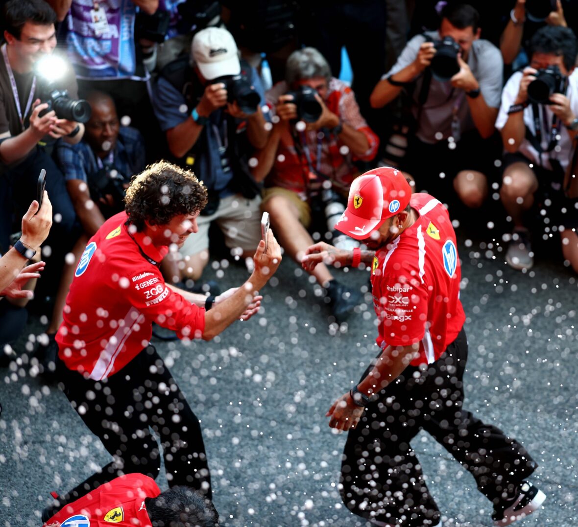Lewis Hamilton comemora vitória no Grande Prêmio Barcelona-Catalunha