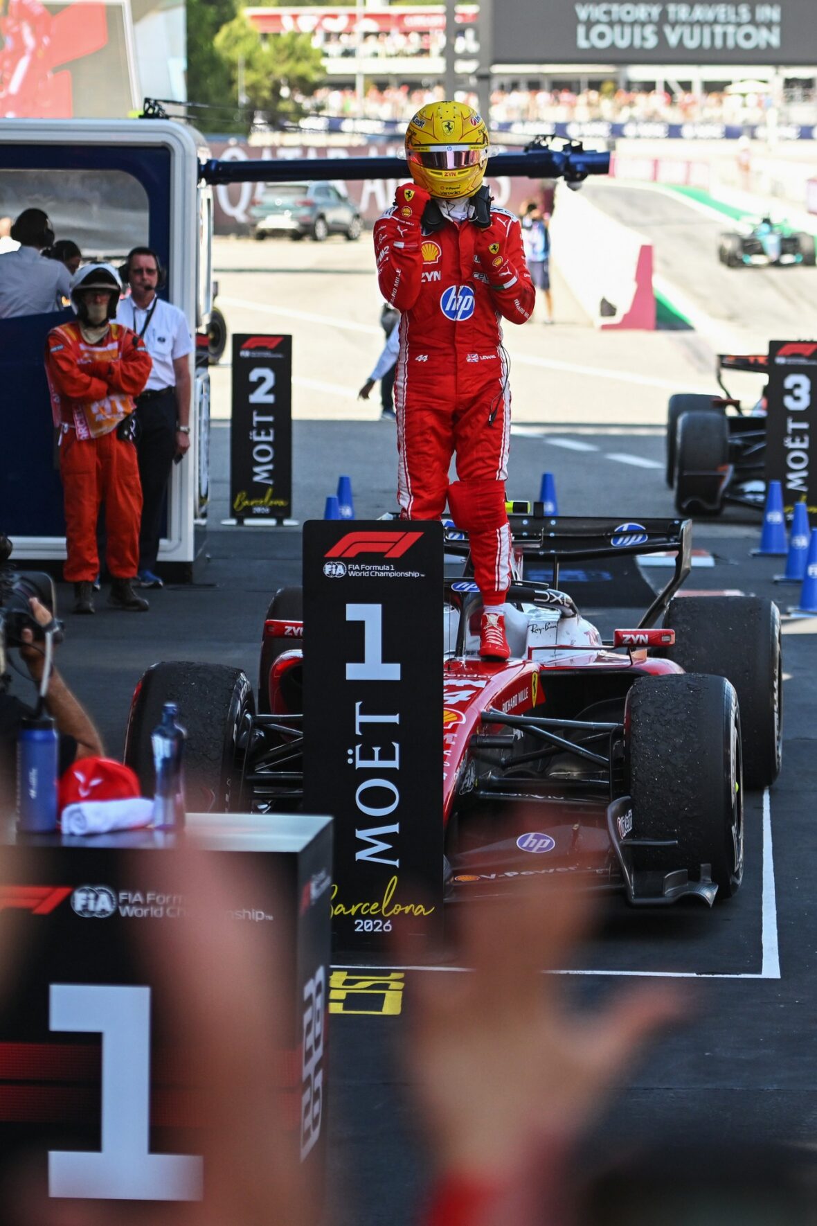 Lewis Hamilton comemora vitória no Grande Prêmio Barcelona-Catalunha