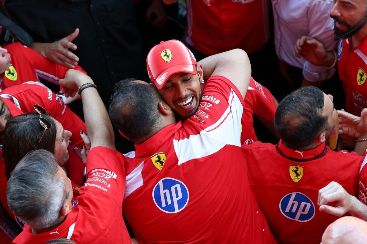 Lewis Hamilton comemora vitória no Grande Prêmio Barcelona-Catalunha