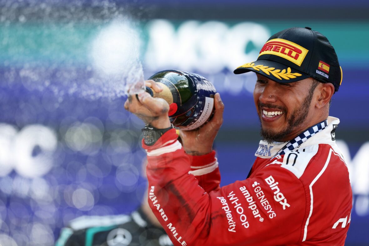 Lewis Hamilton comemora vitória no Grande Prêmio Barcelona-Catalunha