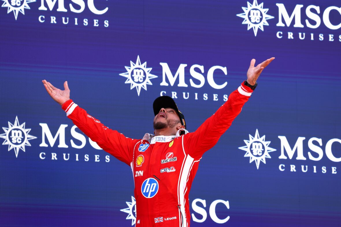 Lewis Hamilton comemora vitória no Grande Prêmio Barcelona-Catalunha