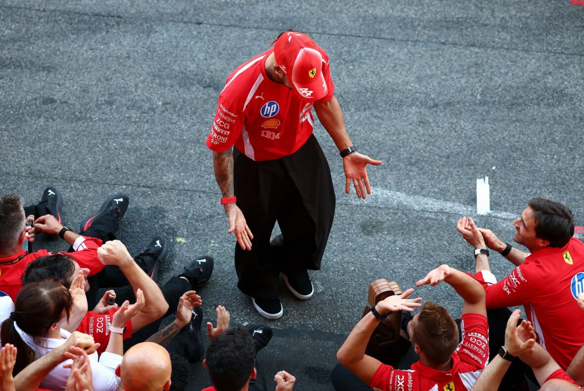 Lewis Hamilton comemora vitória no Grande Prêmio Barcelona-Catalunha