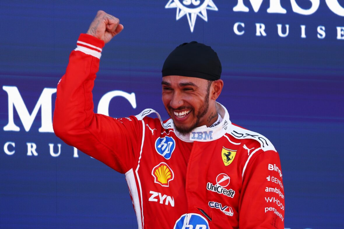 Lewis Hamilton comemora vitória no Grande Prêmio Barcelona-Catalunha