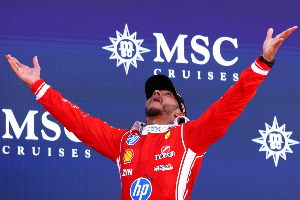 Lewis Hamilton comemora vitória no Grande Prêmio Barcelona-Catalunha