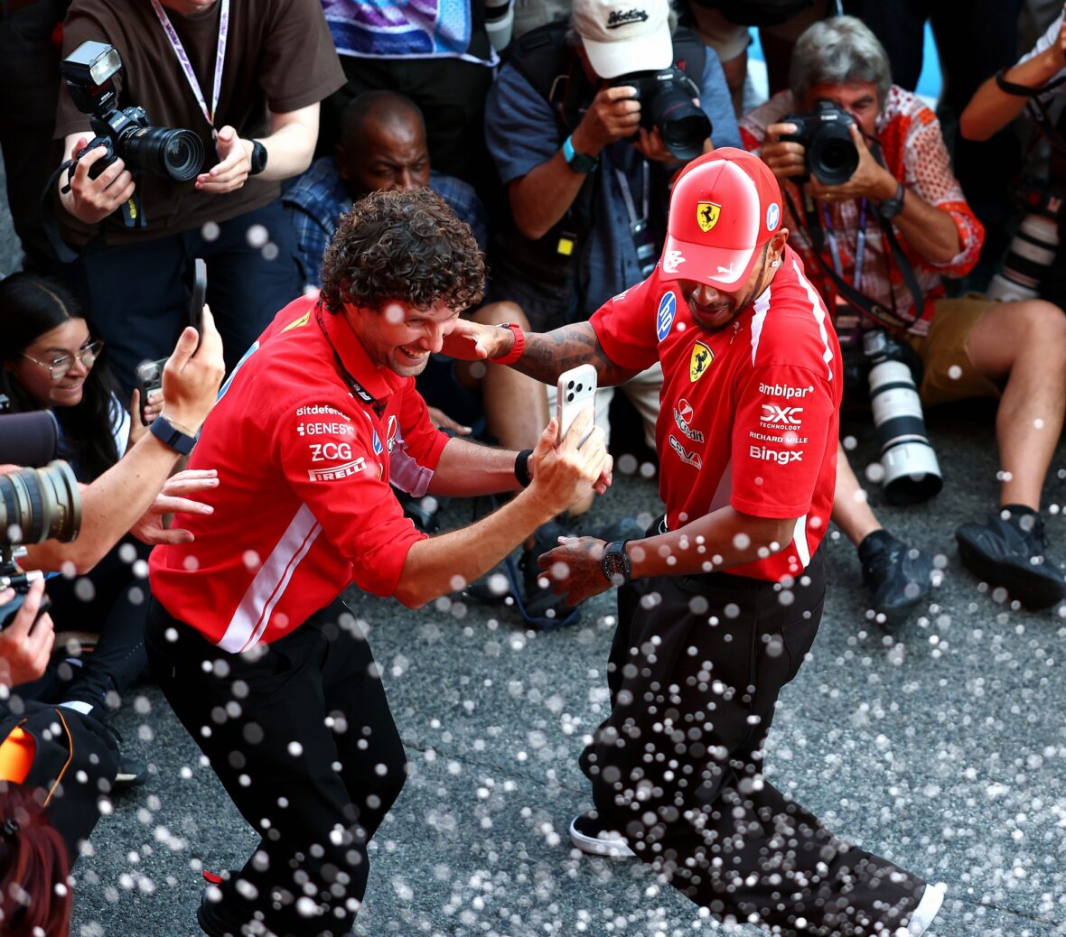 Lewis Hamilton comemora vitória no Grande Prêmio Barcelona-Catalunha