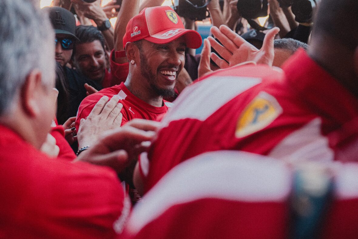 Lewis Hamilton comemora vitória no Grande Prêmio Barcelona-Catalunha